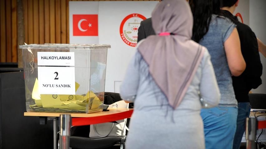Türkei-Referendum: Wähler stimmen in Fürths Grüner Halle ab
