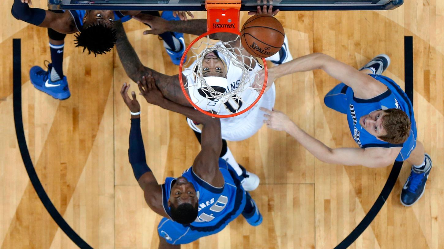 Alle Augen auf den Ball: Dirk Nowitzki (rechts) und seine Dallas Mavericks haben die Playoffs aus dem Blick verloren.