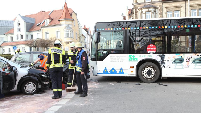 VW gegen Bus geschleudert: Zwei Verletzte nach Unfall in Ansbach