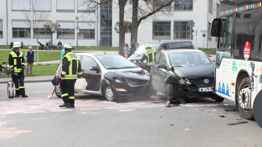 VW gegen Bus geschleudert: Zwei Verletzte nach Unfall in Ansbach