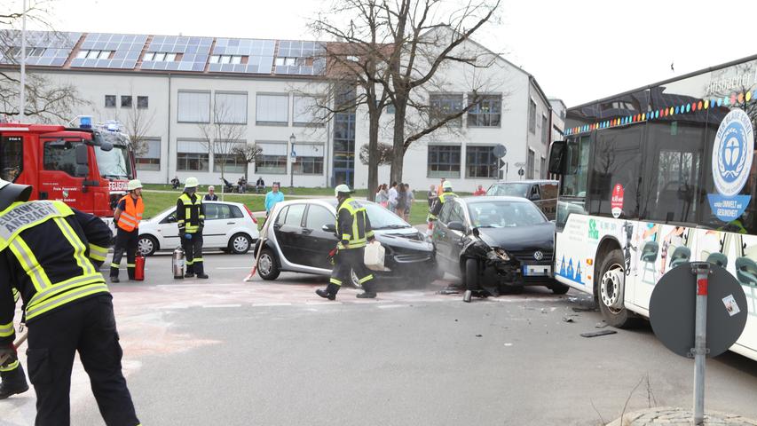 VW gegen Bus geschleudert: Zwei Verletzte nach Unfall in Ansbach
