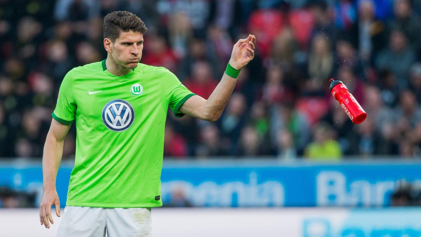 Drei Tore von Mario Gomez reichen dem VfL Wolfsburg nicht: Nach 0:2-Rückstand in Leverkusen drehte der Nationalspieler auf, erzielte einen Hattrick - und musste dennoch mit zusehen, wie sein Team noch den Ausgleich kassierte.