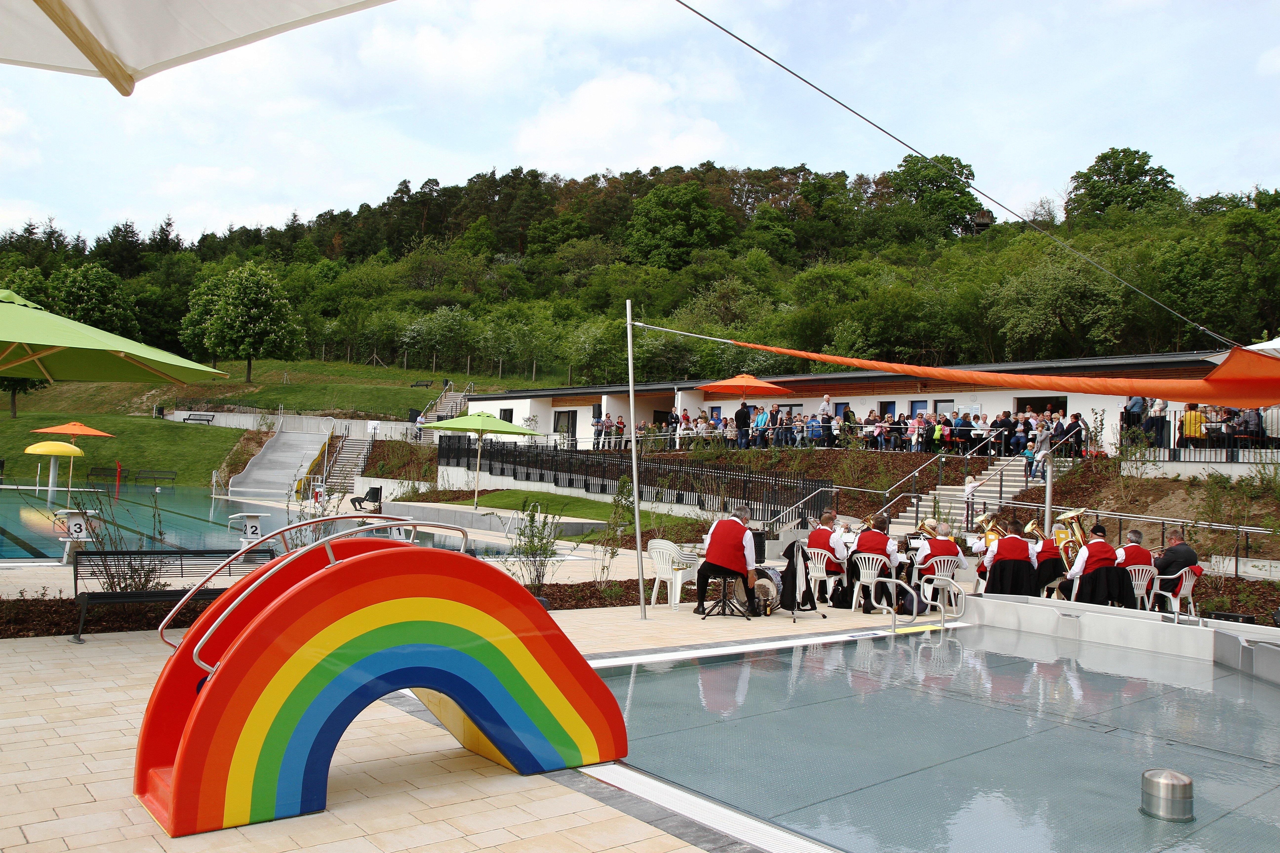 Das Freibad Aschbach bietet neben einem 25 Meter langen Schwimmbecken mit Startblöcken und dem Kinderplanschbecken auch ein Erlebnisbecken mit Wasserpilz, Wasserkanonen und einer Rutsche. Auf der Liegewiese gibt es sowohl Sonne als auch Schatten, so dass sich jeder rundum wohl fühlt. Aktuelle Informationen finden sich auf der Homepage der Gemeinde.