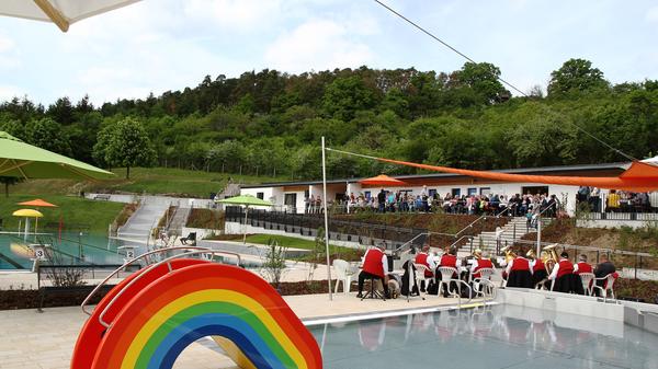 Das Freibad Aschbach bietet neben einem 25 Meter langen Schwimmbecken mit Startblöcken und dem Kinderplanschbecken auch ein Erlebnisbecken mit Wasserpilz, Wasserkanonen und einer Rutsche. Auf der Liegewiese gibt es sowohl Sonne als auch Schatten, so dass sich jeder rundum wohl fühlt. Aktuelle Informationen finden sich auf der Homepage der Gemeinde.