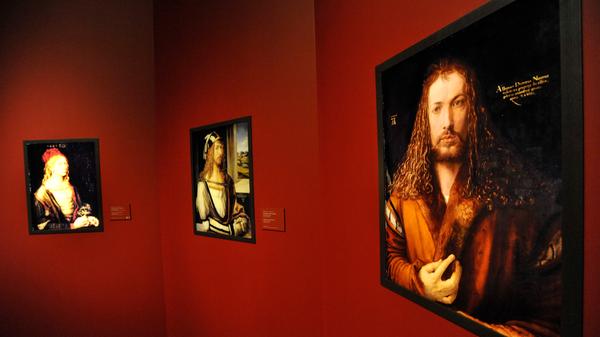 Selbstbildnisse gehören zu den berühmtesten Bildern von Albrecht Dürer. 1493 schuf er das "Selbstbildnis mit Distel", das heute im Louvre verwahrt wird. 1498 malte er das Selbstbildnis in Wams, mit schwarz-weißer Mütze und Handschuhen. Es befindet sich heute im Prado in Madrid. Im Jahr 1500 entstand das christusgleiche "Selbstbildnis im Pelzrock", das die Alte Pinakothek in München verwahrt (und bekanntlich auch nicht zur großen Nürnberger Schau im Germanischen Nationalmuseum herausrückte). Das Foto entstand in der großen Schau im Germanischen Nationalmuseum zum frühen Dürer. Zu sehen waren dort aber nicht die Originale.