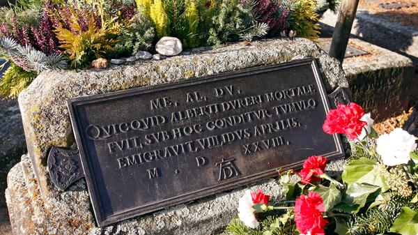 Todestag Dürers ist der 6. April 1528. Woran er genau starb, ist nicht klar. Immer wieder wurde vermutet, es könnte Malaria oder Cholera gewesen sein. Er wurde auf dem Johannisfriedhof im Grab seiner Schwiegereltern Frey bestattet.