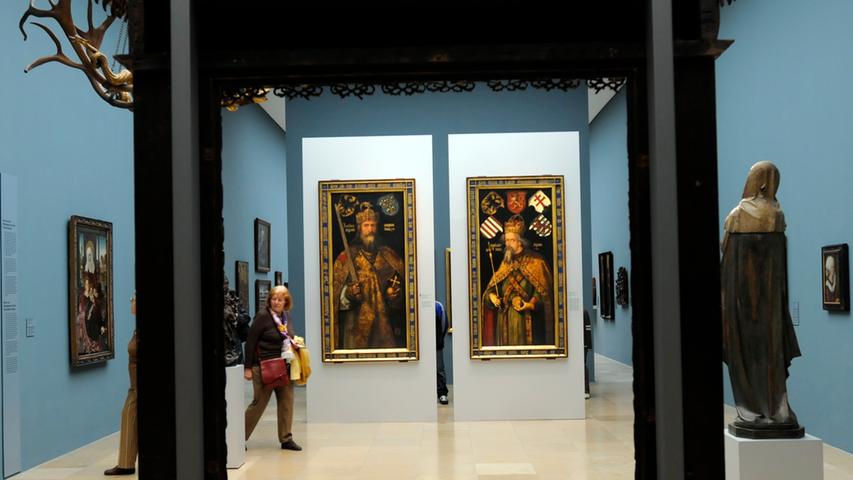  Vielfalt bestimmt Dürers Werk: Er schuf über 70 Gemälde, 350 Holzschnitte, 100 Kupferstiche, 900 Zeichnugen, Aquarelle, Bücher, Buchillustrationen und zudem kunsttheoretische Arbeiten. Hier ein Blick in den Dürer-Saal im Germanischen Nationalmuseum..