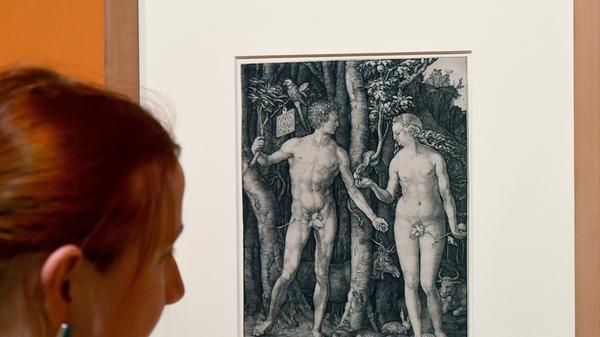 Druckgrafik (hier zu sehen der Kupferstich "Adam und Eva" von 1504) war für Albrecht Dürer die Basis seines Erfolges, für seine Holzschnitte und Kupferstiche war er vor allem berühmt. Sie waren günstiger als die Gemälde, konnten in größeren Mengen und günstig produziert werden. Weil sie handlich waren, konnten sie auch gut transportiert werden und gelangten bis nach Italien und in die Niederlande.