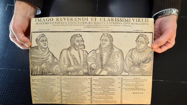 Flugblätter, ein zu seiner Zeit noch recht neues Massenmedium, gehörten auch zu Dürers Schaffen. Hier zu sehen ein Flugblatt mit der Darstellung des Reformators Martin Luther.