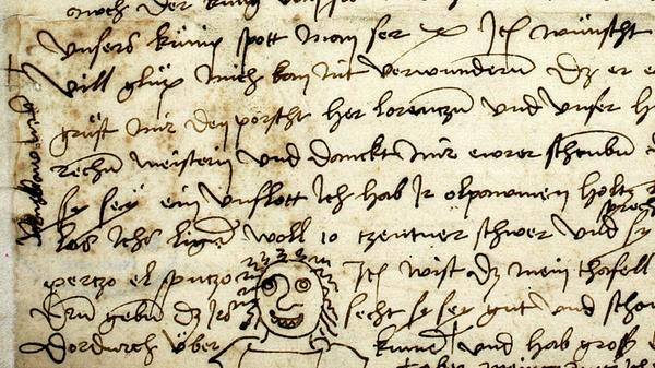 Y und I verwendete Dürer beim Schreiben für kurzes und langes i. Für die Umsetzung der Sprache in Schrift stand ihm kein festes Regelwerk zur Verfügung. Das heißt, er schrieb weitestgehend so, wie er sprach. Hier ein paar Beispiele: Für ein lages a verwendete er oft o: Nochteil = Nachteil. Dem Nürnberger Dialekt entsprechend machte er zwischen b und w kaum Unterschiede: erwern/erbern = arbeiten. Das Foto zeigt einen Brief Dürers an Pirckheimer von 1506.