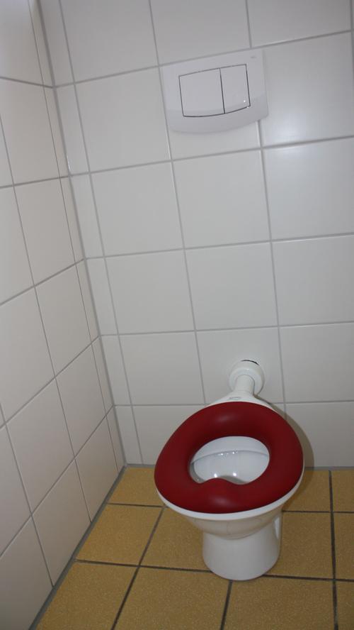 Viele der kleinen Besucher der Großtagespflege müssen zwar noch gewickelt werden, aber eine Toilette gibt es natürlich auch.