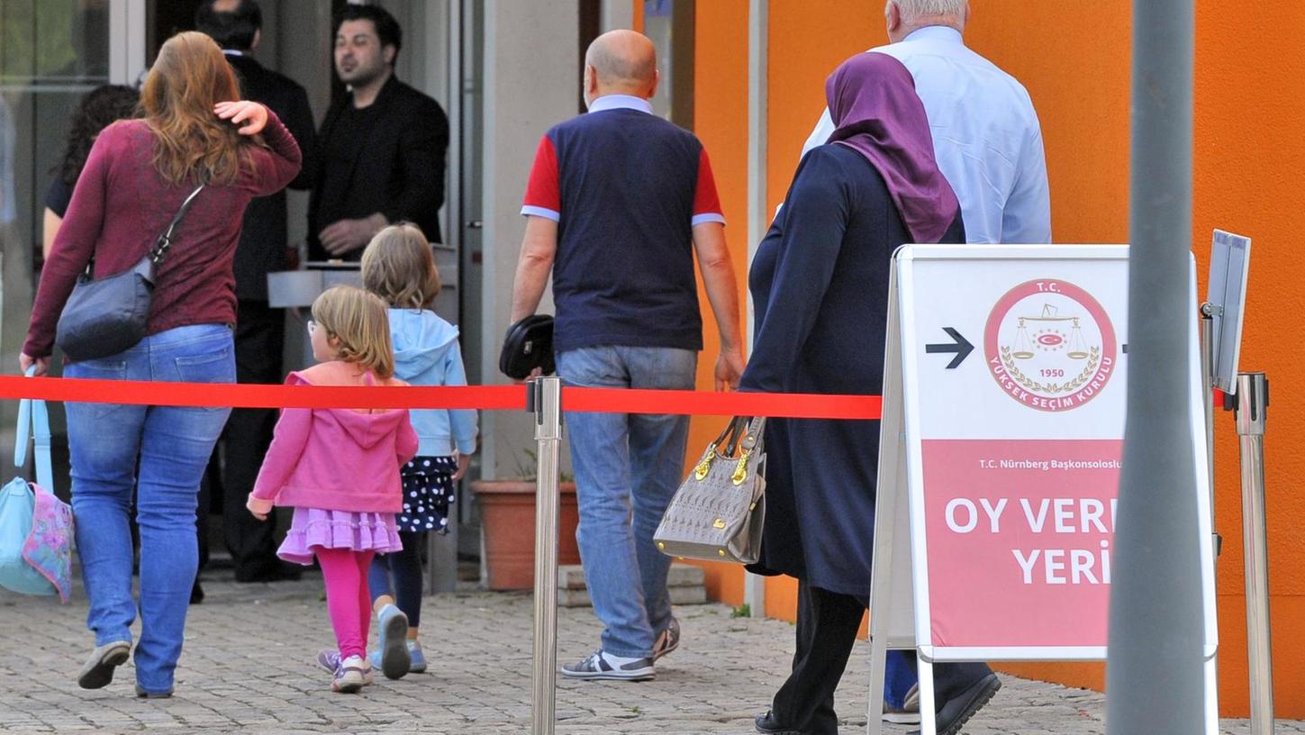 Die Volksabstimmung als Familienausflug: Viele Türken machen sich nicht alleine auf den Weg nach Fürth. In der ersten Woche waren es etwa 14.000 Menschen.