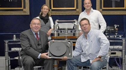 Der Firmengründer Peter Suchy (l. v.) und seine drei Kinder Veronika und Patrick und Robert (r. v.) im Audio-Mekka, dem Tonstudio der Firma Clearaudio. Der Firmengründer Peter Suchy (l. v.) und seine drei Kinder Veronika und Patrick und Robert (r. v.) im Audio-Mekka, dem Tonstudio der Firma Clearaudio.