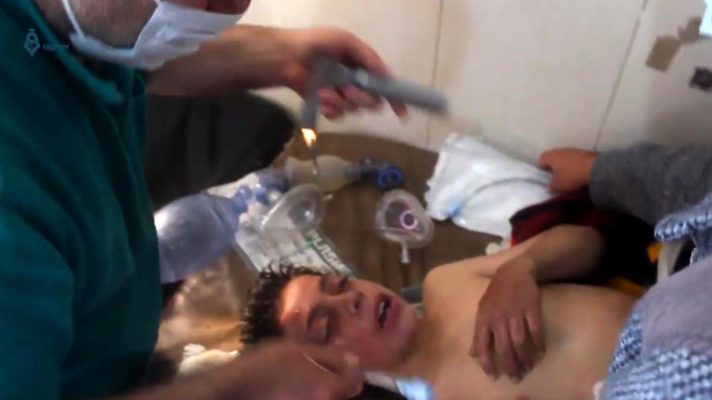 Ein syrischer Arzt behandelt ein Opfer des Giftgasangriffs in Chan Scheichun.