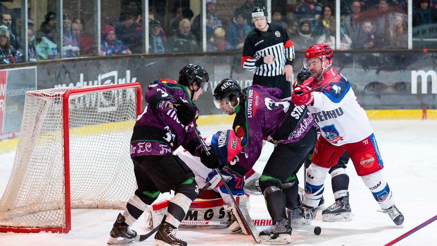 Hier eine Szene aus dem Spiel der Höchstadt Alligators (violett) gegen die Selber Wölfe. Hier eine Szene aus dem Spiel der Höchstadt Alligators (violett) gegen die Selber Wölfe.