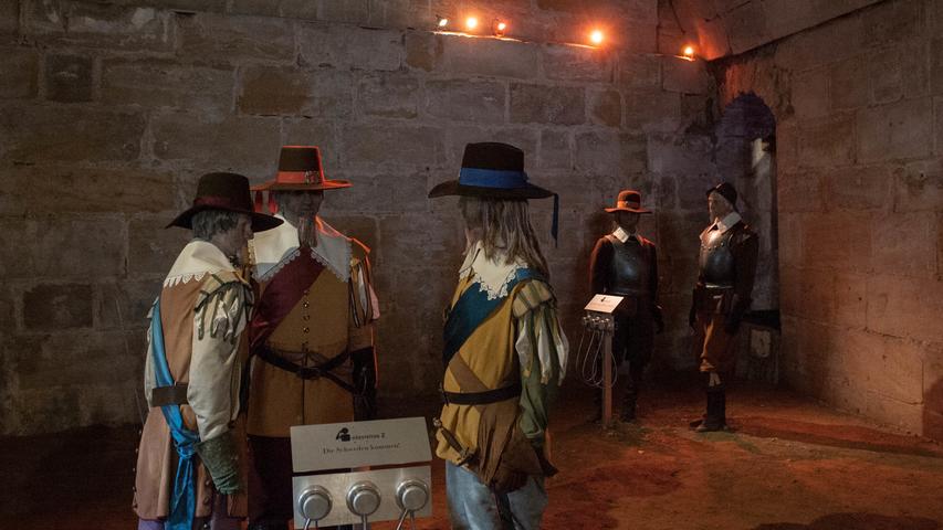 Empfangen wird man am Ende von Landsknechten in der Uniform des 17. Jahrhunderts. Es handelt sich um Hörstationen in figürlicher Form.