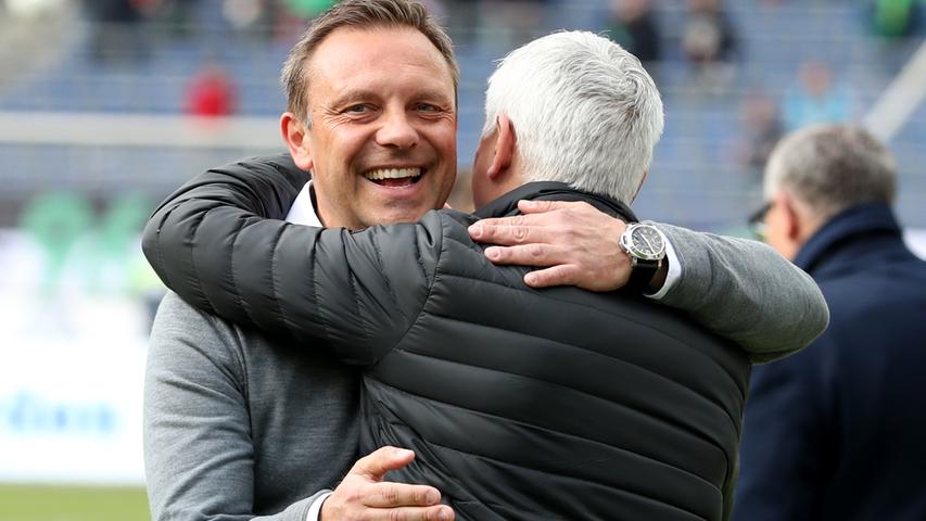 Da scheinen sich zwei zu mögen: Hannovers neuer Trainer Andre Breitenreiter (links) umarmt Nürnbergs Sportvorstand Andreas Bornemann vor der Partie herzlich.