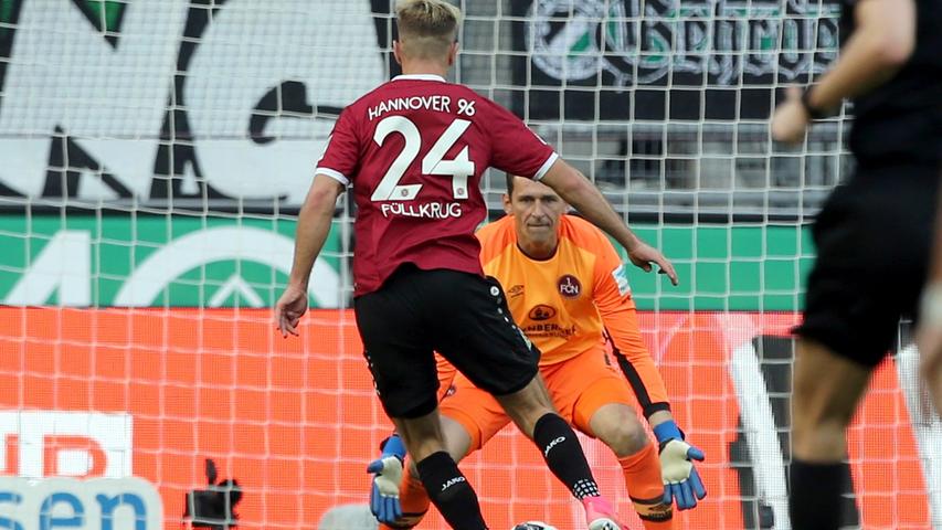 Weil der Club offensiver spielt, kommt Hannover zu Konterchancen. Der Ex-Nürnberger Niclas Füllkrug spielt seinen ehemaligen Torwart aus und will den Ball quer auf Sané legen. Doch der verpasst die Entscheidung.