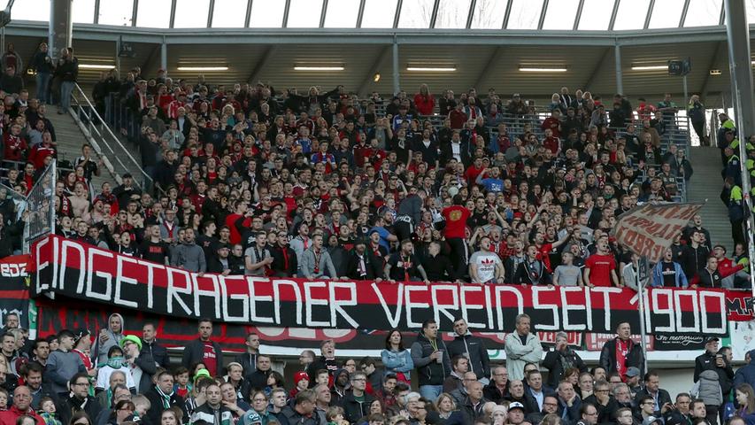 Die mitgereisten Nürnberger Fans beschäftigen sich auf den Rängen mit anderen Themen.