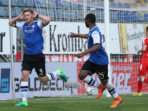 Matchwinner: Bielefelds Fabian Klos feiert seinen Treffer zum 2:1.