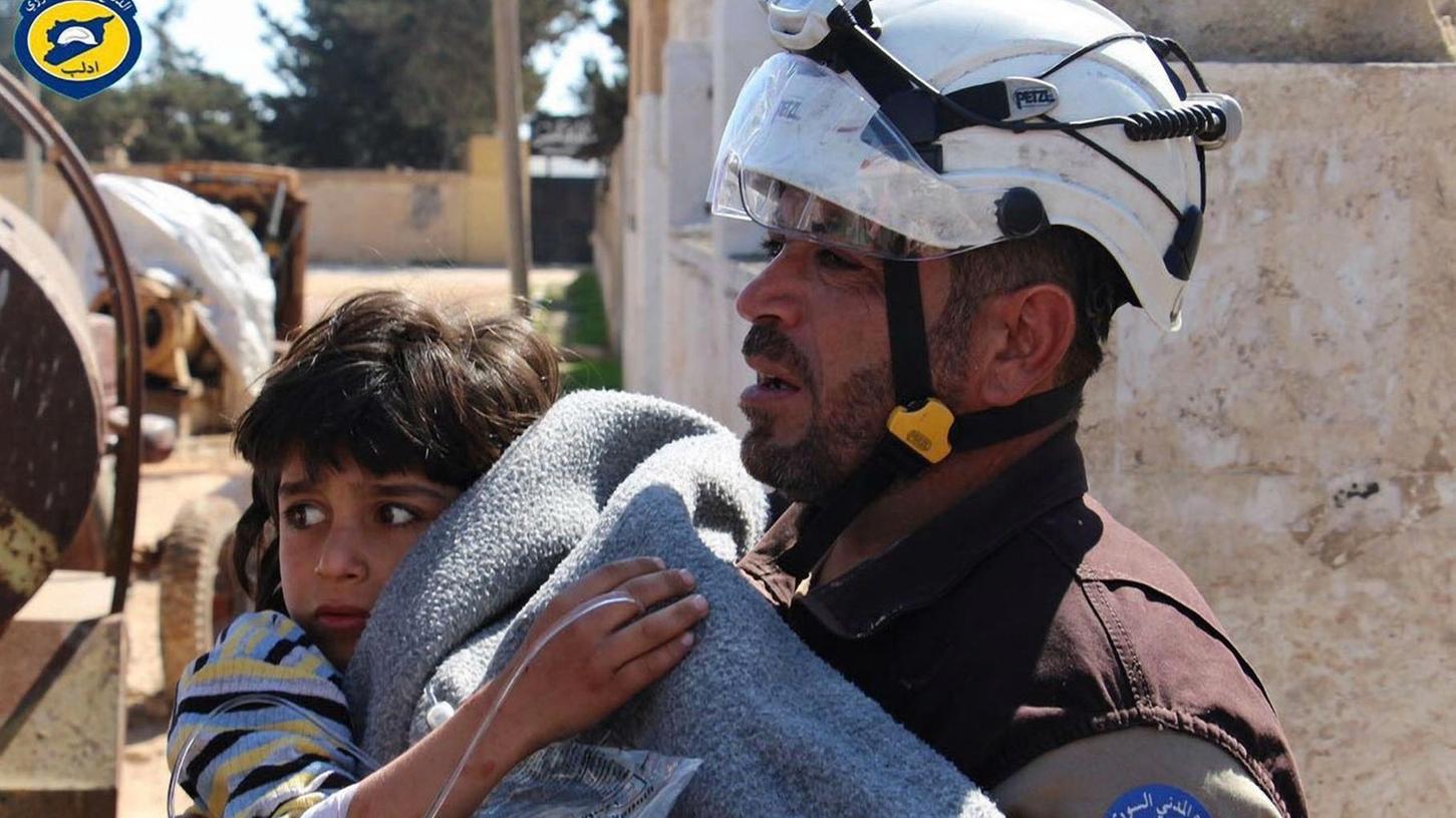 Ein von der "Syria Civil Defence" (Weißhelme) zur Verfügung gestelltes Foto zeigt einen freiwilligen Helfer, der ein Opfer eines mutmaßlichen Giftgasangriffs in Chan Scheichun versorgt.