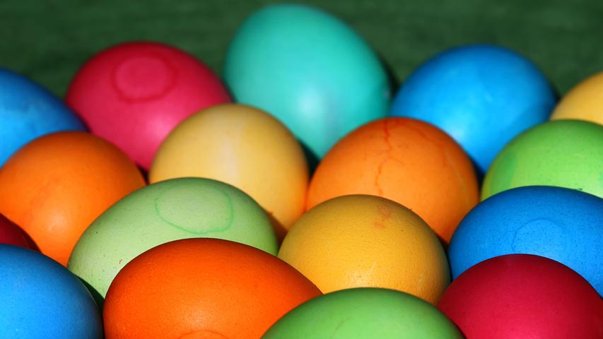 Naturfarben wirken auf den Eiern eher blass. Gibt man Essig ins Wasser, haften die Farben besser, weil die Essigsäure den Kalk der Schale anlöst.