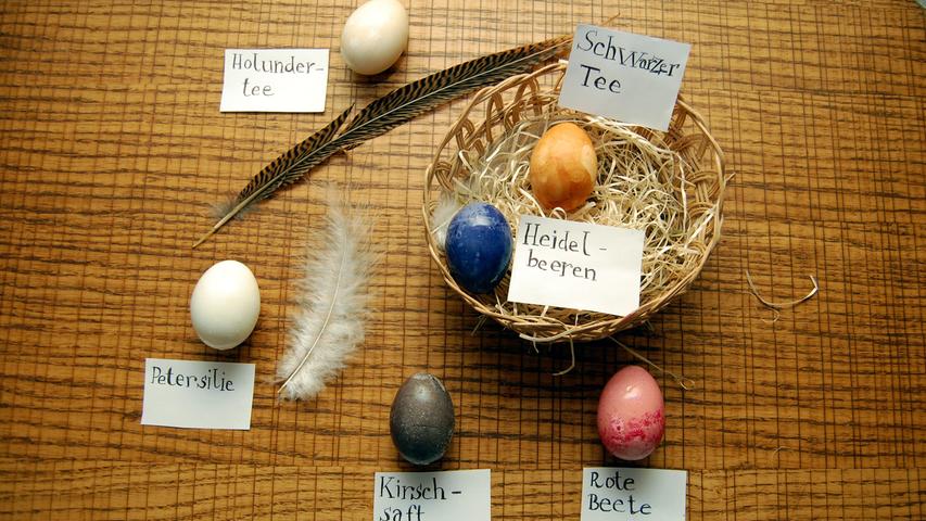 Eier dürfen nur mit in der EU zugelassenen Lebensmittelfarben gefärbt werden. Die in einer Liste aufgeführten synthetischen und natürlichen Farbstoffe sind mit E-Nummern gekennzeichnet. Färbende Lebensmittel wie Spinat oder Blaubeersaft sind nicht zulassungspflichtig.