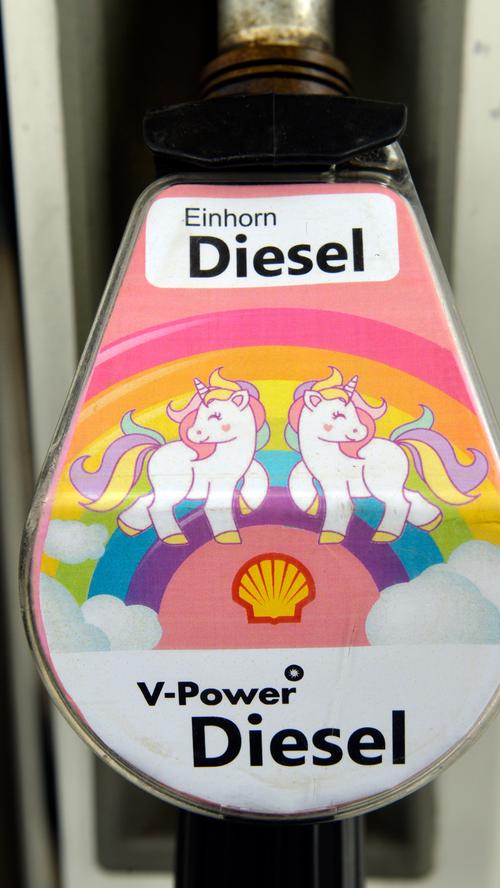 Und der Hype geht weiter: Die Shell-Tankstelle am Langen Johann bietet seit Anfang April Einhorn-Diesel an.