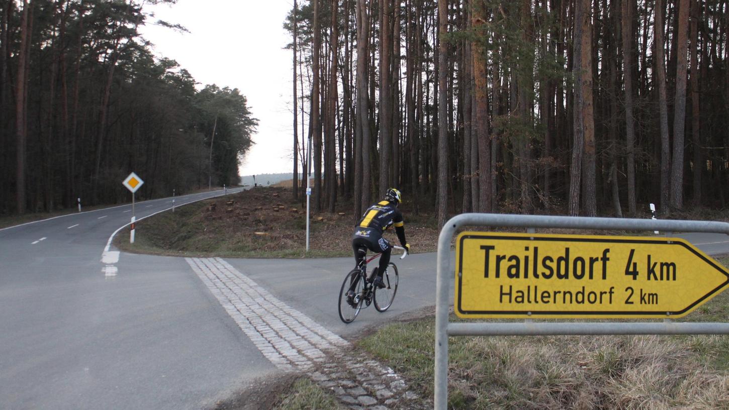 Zwischen Willersdorf und Stiebarlimbach entsteht ein neuer Radweg neben der Straße - mit Querungshilfe.