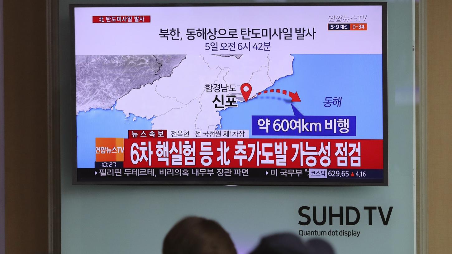TV-Nachrichten über den nordkoreanischen Raketentest. Entgegen mehrerer UN-Resolutionen treibt die kommunistische Führung in Pjöngjang das Atomprogramm des Landes voran und entwickelt Raketen, die nicht nur Südkorea und Japan, sondern auch die US-Küste erreichen sollen.