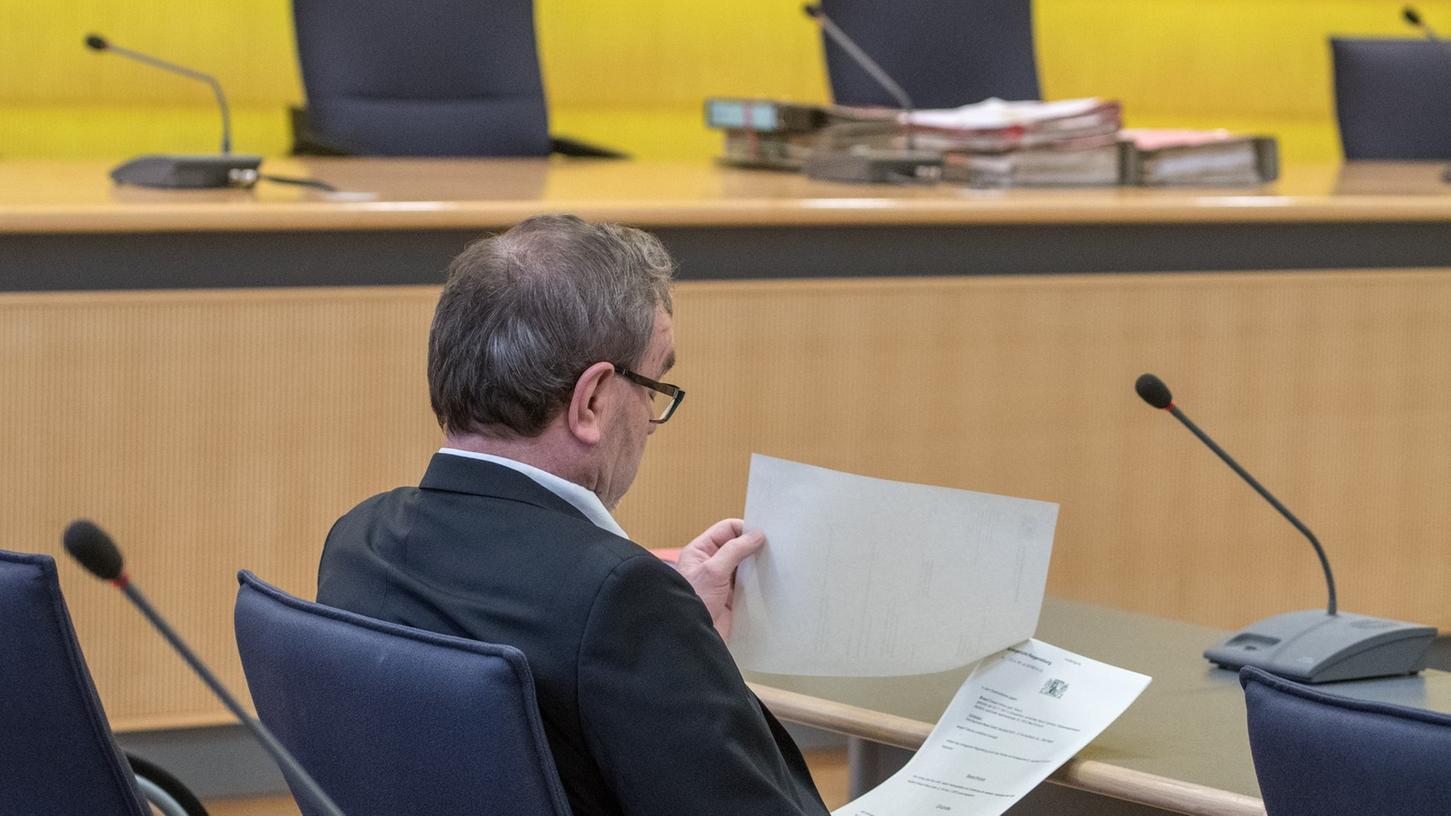 Der Angeklagte Edward B. sitzt im Gerichtssaal des Amtsgerichts in Regensburg. Der Zahnarzt hat nach Überzeugung der Justiz in dem Wiederaufnahmeverfahren gegen Mollath falsch ausgesagt.