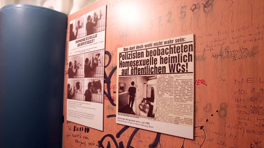 Das Thema hat nicht nur lustige Seiten: 1980 kam raus, dass in Hamburg Homosexuelle in öffentlichen Bedürfnisanstalten ausspioniert wurden: Aufgedeckt hat das übrigens der spätere FC St. Pauli-Präsident Corny Littmann.