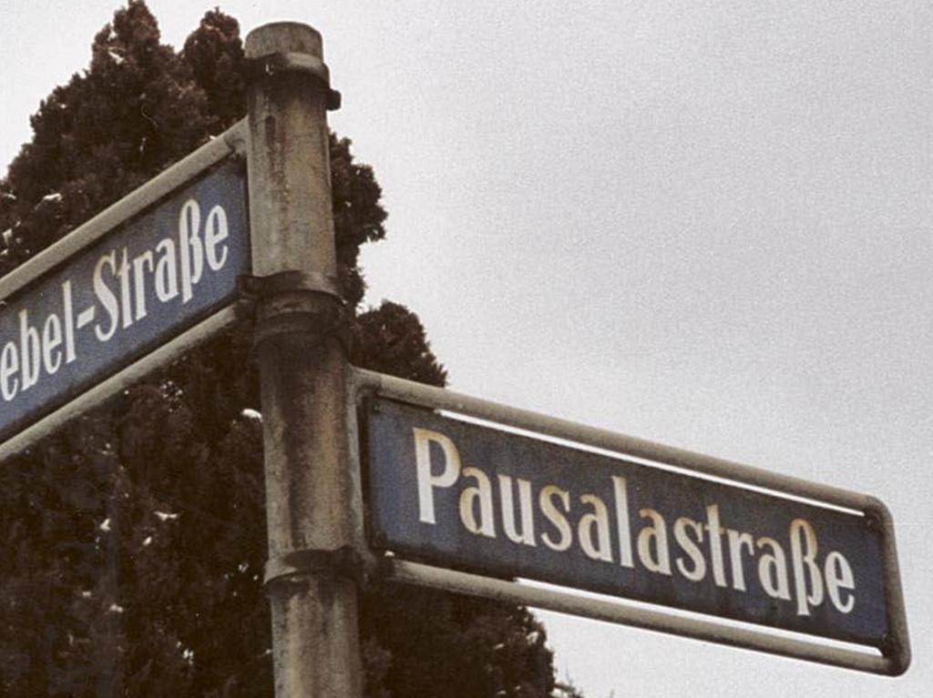 Die Pausalastraße erinnert an den Nürnberger Paul Rieß, der Couplets und Mundartgedichte schrieb, sich aber schon früh dem Nationalsozialismus andiente.