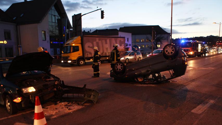 Unfall in Ansbach: Auto überschlägt sich auf Kreuzung