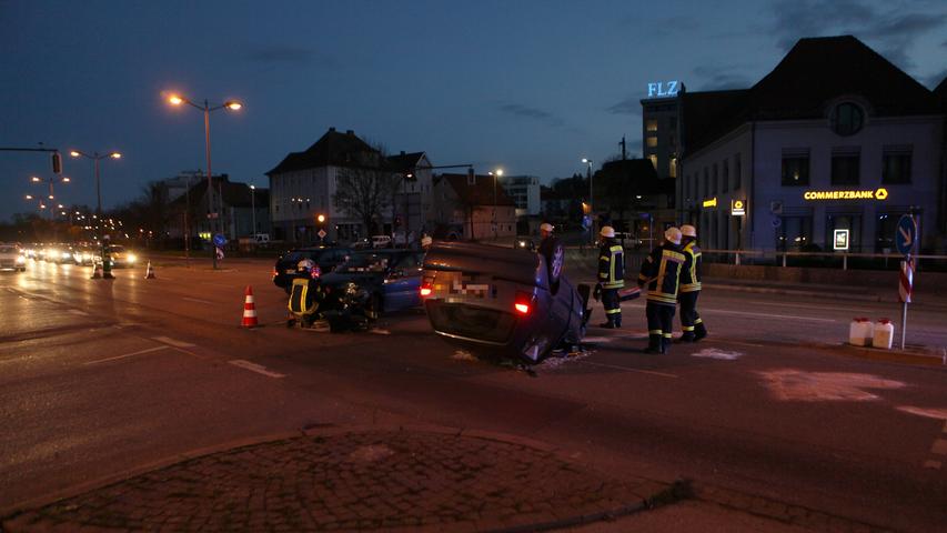 Unfall in Ansbach: Auto überschlägt sich auf Kreuzung