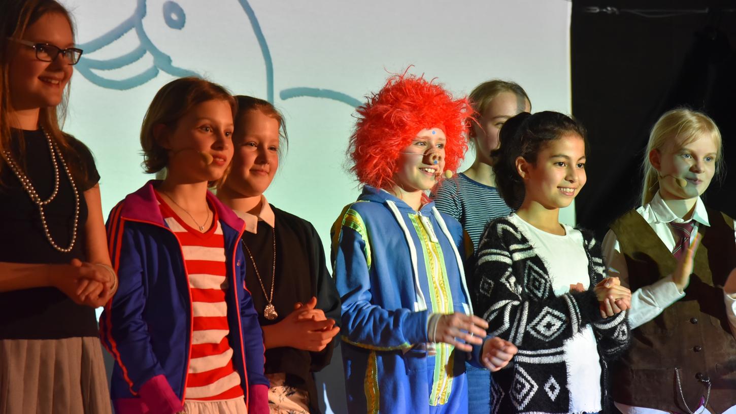 Spielfreudig, textsicher und originell: Das "Sams" verwandelte die Bühne im Herder-Gymnasium zum Tollhaus. Spielfreudig, textsicher und originell: Das "Sams" verwandelte die Bühne im Herder-Gymnasium zum Tollhaus.