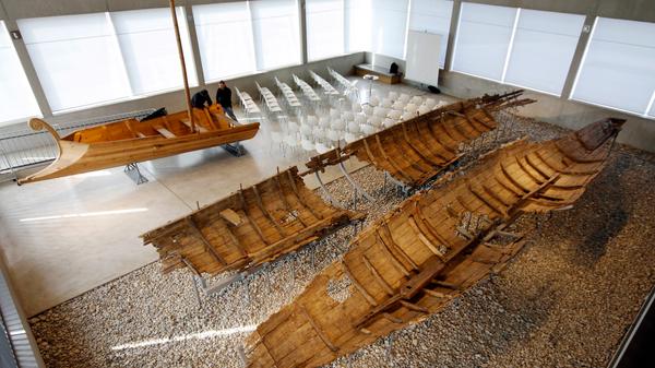 Diese Originale sind das Vorbild für "Fridericania Alexandrina (Navis)". Die Wracks sind im Kelten-Römer-Museum in Manching zu sehen. Sie heißen nach ihren Fundorten "Oberstimm 1 und 2". Nummer 1 (im Bild oben) ist älter als 1800 Jahre. Die Römer nutzten es vermutlich, um Germania zu erobern.