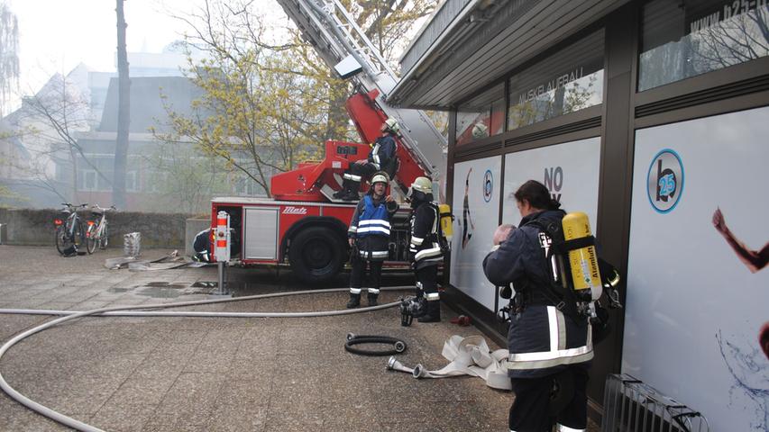 Der Sachschaden, den das Feuer verursacht hat, wird auf mehrere Hunderttausend Euro geschätzt.