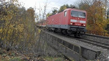 Einen provisorischen Bahnsteig am Wäsig wollen die Gegner des Schwenks auf jeden Fall verhindern, weil das zwangsläufig das Aus für den alten Bahnhof Vach in Stadeln bedeuten würde. Einen provisorischen Bahnsteig am Wäsig wollen die Gegner des Schwenks auf jeden Fall verhindern, weil das zwangsläufig das Aus für den alten Bahnhof Vach in Stadeln bedeuten würde.