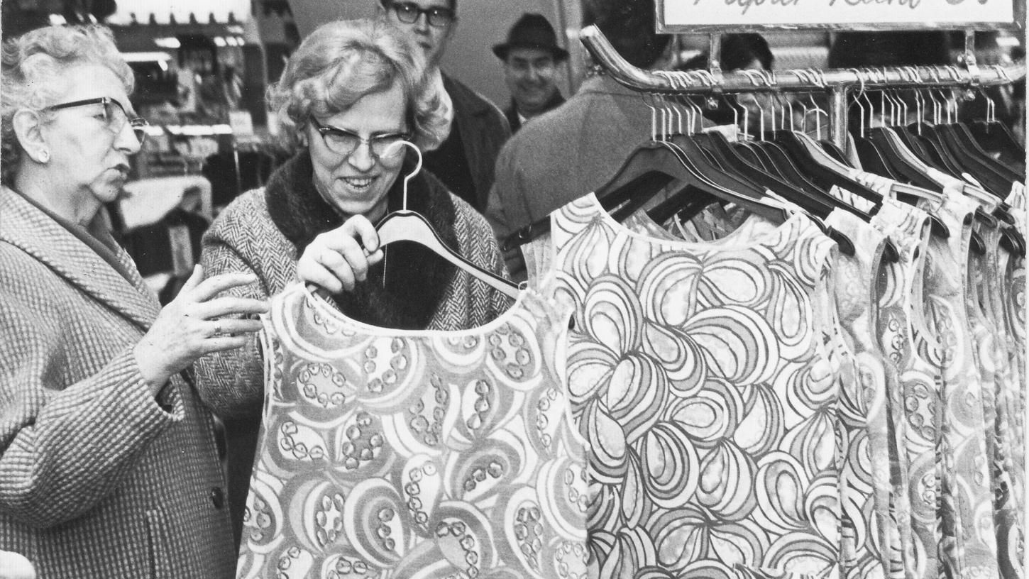 9. April 1967: Die Mädchen in Papier 9. April 1967: Die Mädchen in Papier