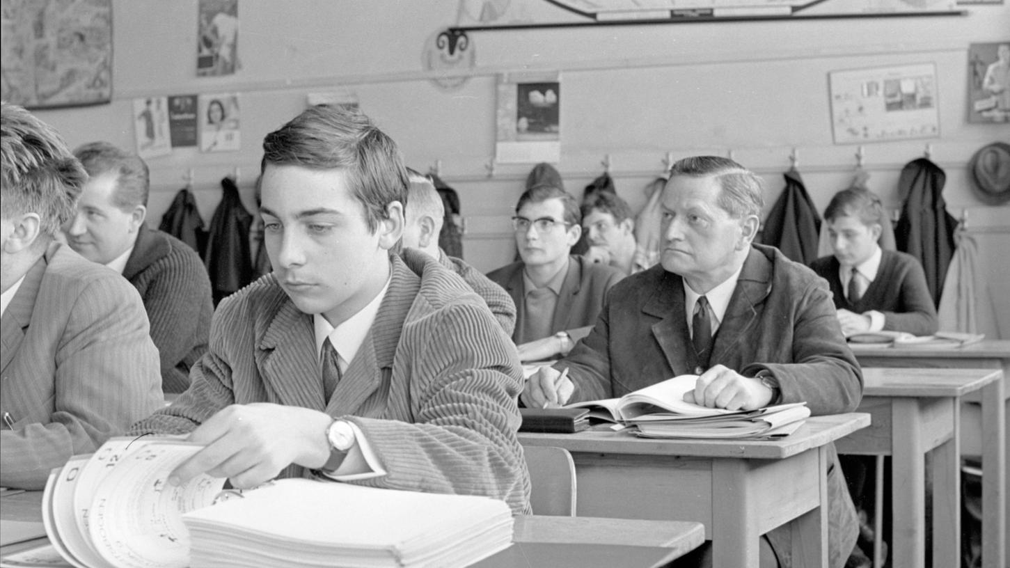 Der jüngste und der älteste einer Kolleg-Gruppe in der Berufsschule VI: vorne Lehrling Klaus-Bernd Vogt (15) und dahinter Josef Kleemann, der im Juni 53 Jahre alt wird. Der jüngste und der älteste einer Kolleg-Gruppe in der Berufsschule VI: vorne Lehrling Klaus-Bernd Vogt (15) und dahinter Josef Kleemann, der im Juni 53 Jahre alt wird.