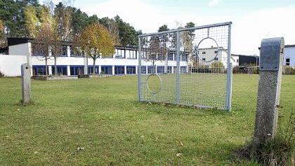 Ein Umbau mit Anbau an das bestehende Schulgebäude würde mehr als ein Neubau kosten.
Ein Umbau mit Anbau an das bestehende Schulgebäude würde mehr als ein Neubau kosten.