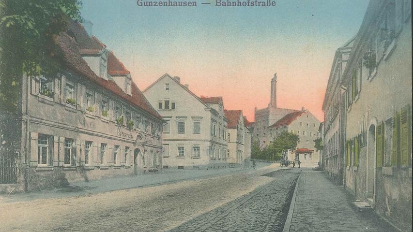 Schwarzweißaufnahme wie diese aus der Bahnhofsstraße wurden gerne 
 nachkoloriert und als Postkarten hergenommen.