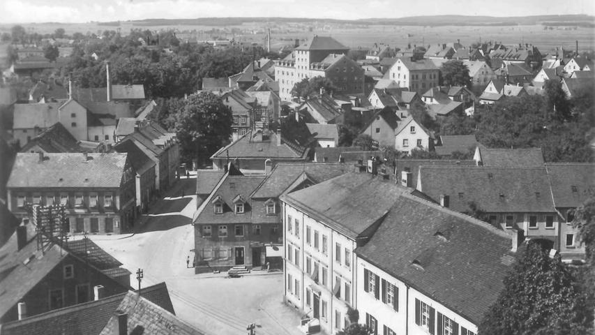 Im Jahr 1930 entstand dieses Foto vom Blasturm aus. Anstelle der Zinnen hat der Mittelbau ein Dach erhalt, das Haus gehört inzwischen dem Gemeinschaftsverband Mutterhaus Hensoltshöhe und beherbergt unter anderem einen Kindergarten und ein Kindergärtnerinnen-Seminar.