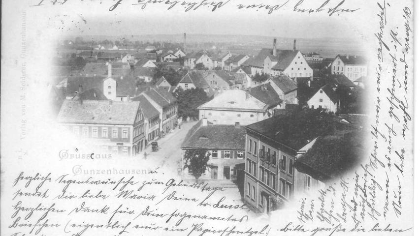 Ein beliebtes Motiv für Ansichtskarten war das nach dem Umbau zur 
 Malzfabrik zinnengeschmückte Gebäude an der Nürnberger Straße, Ecke Bahnhofstraße. Die Karte stammt aus dem Jahr 1902.
