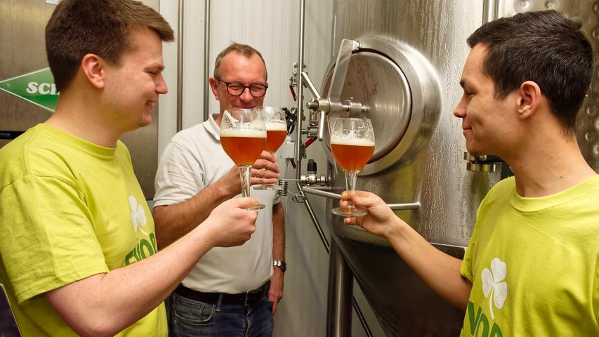 Gutes Bier muss verkostet werden: Christian Klemenz (links), Jörg Binkert (Mitte) und Vincent Bartl (rechts) beim Zwickeln im Lagerkeller.