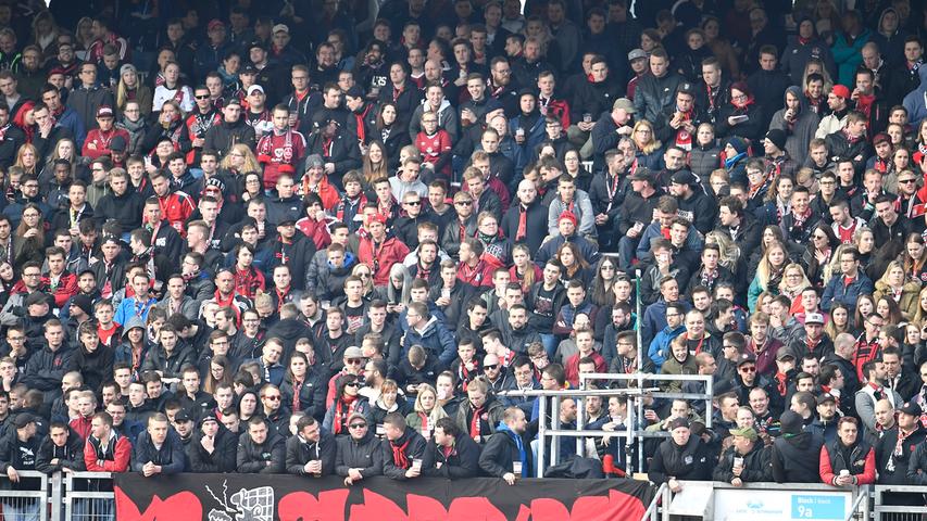 Normalerweise sind die Nürnberger Fans sehr lautstark. Gegen St. Pauli verweigern sie aber jegliche Stimmung. Auch gegen Aue kündigten sie einen Streik an. Ob sie damit ihrer Mannschaft helfen?