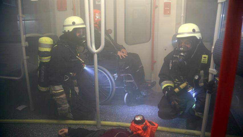 Übung: Hier kämpft die Feuerwehr mit einer brennenden U-Bahn