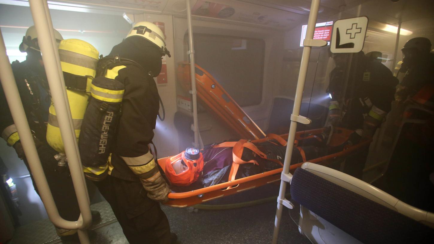 Mit Tragen mussten Dutzende Verletzte aus dem Automatikzug der U-Bahn getragen werden.