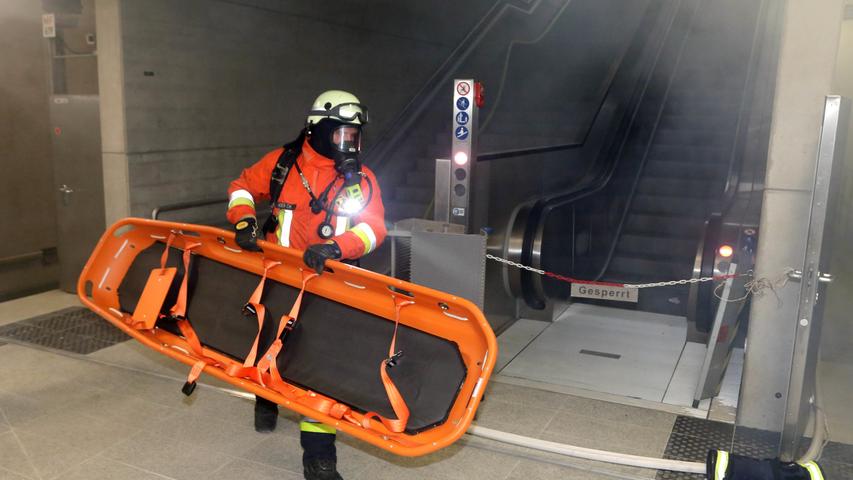 Übung: Hier kämpft die Feuerwehr mit einer brennenden U-Bahn 